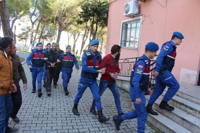 Manisa'nın Kula ilçesinde Suçüstü yakalanan kablo hırsızları tutuklandı