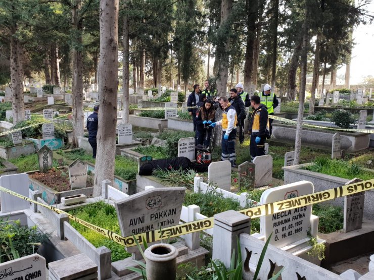 Mezarı başında tabancayla yaşamına son verdi