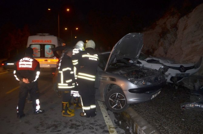Söke-Kuşadası yolunda iki aracın karıştığı trafik kazasında 3 kişi yaralandı.