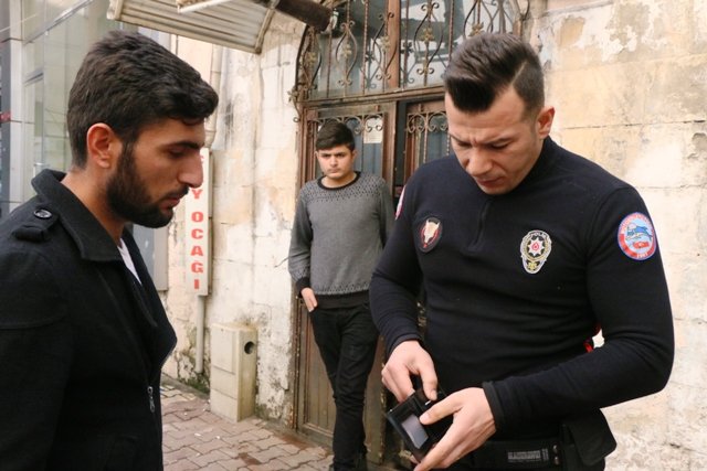 ADIYAMAN'da Emrah Güzel, Yolda bulduğu cüzdanı polise teslim etti
