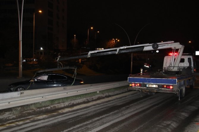 Başkent’te trafik kazası "otomobil kaldırıma ve refüjdeki bariyerlere çarptı"