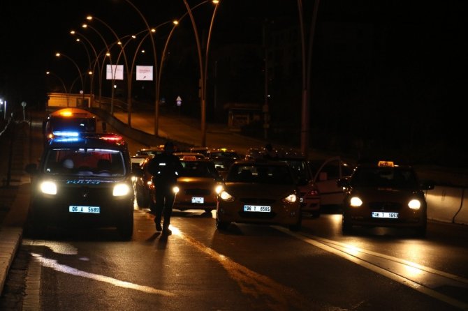 Başkent’te trafik kazası "otomobil kaldırıma ve refüjdeki bariyerlere çarptı"