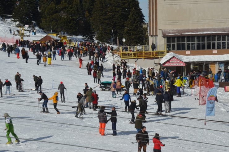 KIŞ turizminin önemli merkezlerinden Uludağ, hafta sonu ziyaretçi akınına uğradı.