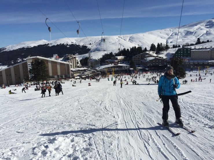 KIŞ turizminin önemli merkezlerinden Uludağ, hafta sonu ziyaretçi akınına uğradı.