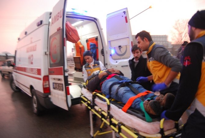 Tekirdağ'ın Malkara ilçesinde Otomobiller kafa kafaya çarpıştı: 3 yaralı