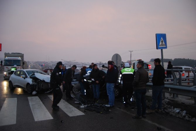 Tekirdağ'ın Malkara ilçesinde Otomobiller kafa kafaya çarpıştı: 3 yaralı