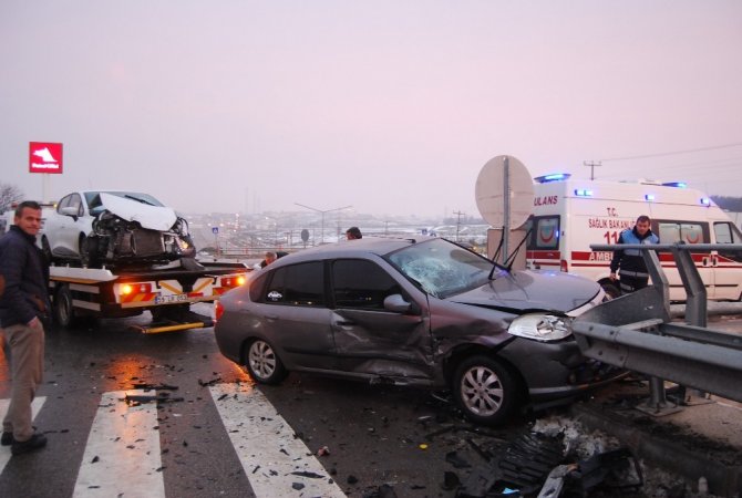 Tekirdağ'ın Malkara ilçesinde Otomobiller kafa kafaya çarpıştı: 3 yaralı