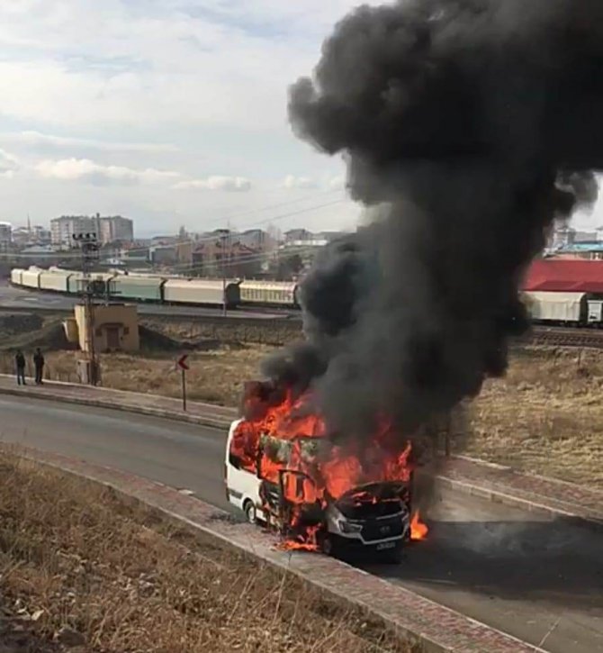 Van merkez Tuşba ilçesinde Seyir halindeki minibüs alev alev yandı