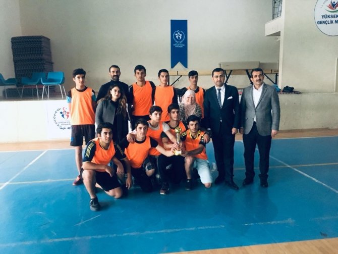 Yüksekova’da voleybol turnuvasını Esendere Çok Programlı Anadolu Lisesi kazandı