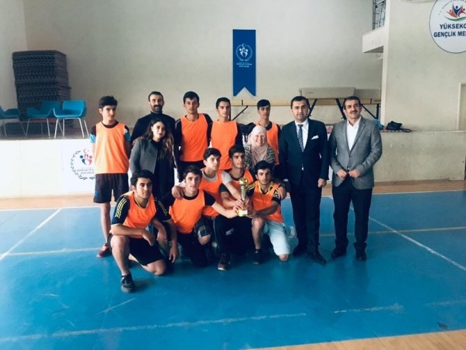 Yüksekova’da voleybol turnuvasını Esendere Çok Programlı Anadolu Lisesi kazandı