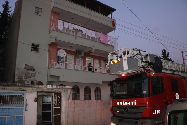 ADIYAMAN'da evde tek başına mahsur kalan çocuğu itfaiye kurtardı
