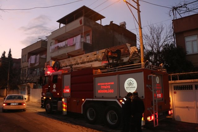 ADIYAMAN'da evde tek başına mahsur kalan çocuğu itfaiye kurtardı