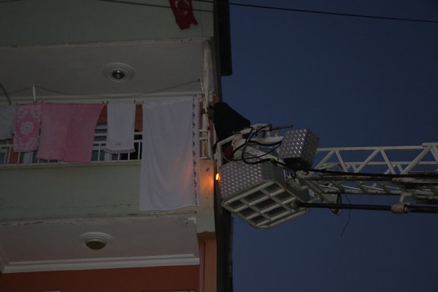 ADIYAMAN'da evde tek başına mahsur kalan çocuğu itfaiye kurtardı