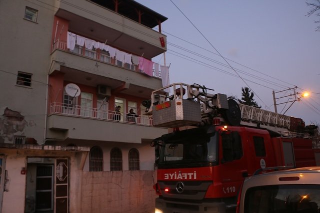 ADIYAMAN'da evde tek başına mahsur kalan çocuğu itfaiye kurtardı