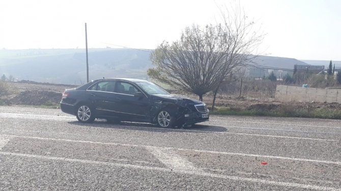Adıyaman'da, iki otomobilin çarpışması sonucu yaşanan trafik kazasında 2 kişi yaralandı.