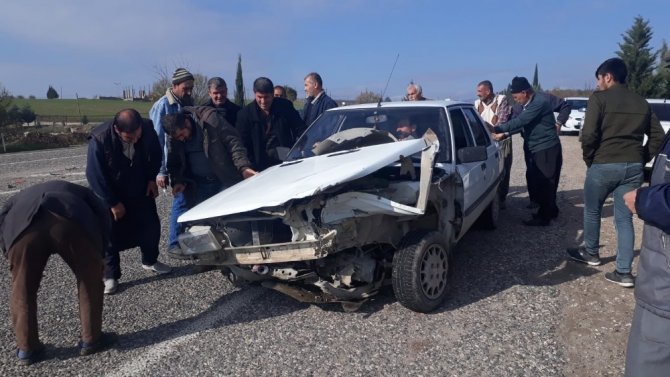 Adıyaman'da, iki otomobilin çarpışması sonucu yaşanan trafik kazasında 2 kişi yaralandı.