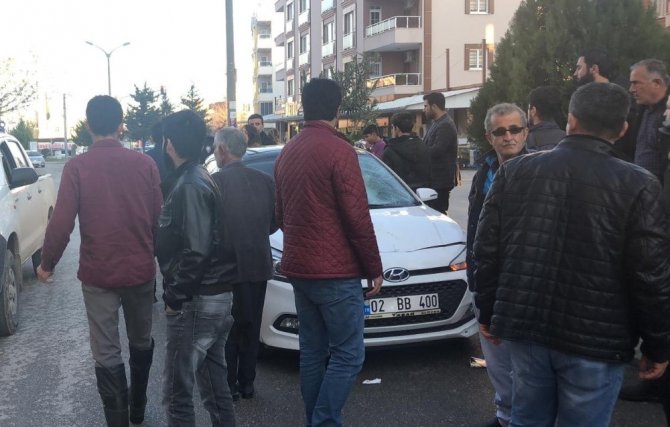 Adıyaman'da, otomobilin çarptığı yaya yaralandı