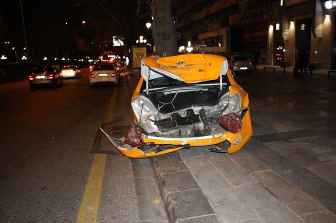Ankara'da dört aracın karıştığı zincirleme trafik kazasında 2 kişi yaralandı