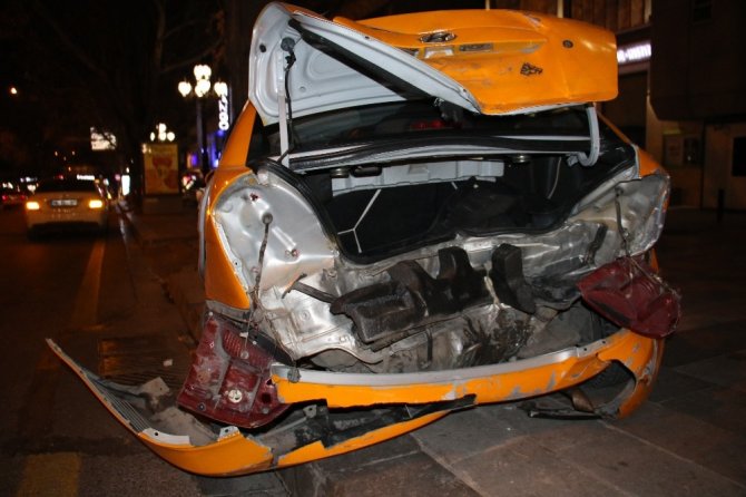 Ankara'da dört aracın karıştığı zincirleme trafik kazasında 2 kişi yaralandı