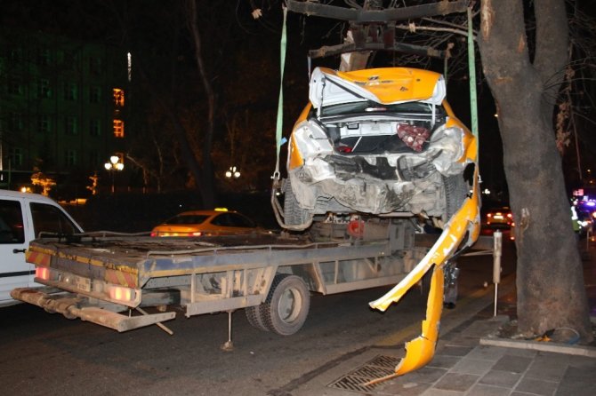 Ankara'da dört aracın karıştığı zincirleme trafik kazasında 2 kişi yaralandı