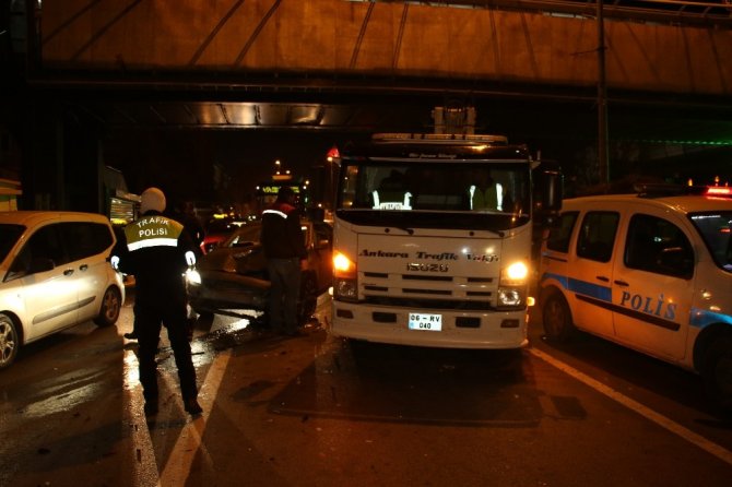 Ankara'da dört aracın karıştığı zincirleme trafik kazasında 2 kişi yaralandı