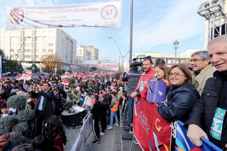 Gaziantep'in kurtuluşunun yıl dönümünde 6 ülkeden, 1400 sporcu ve 64 bin 400 kişi koştu