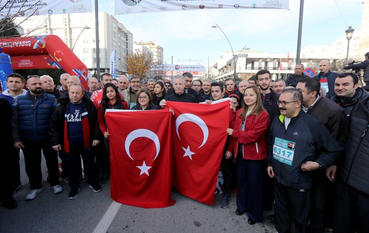 Gaziantep'in kurtuluşunun yıl dönümünde 6 ülkeden, 1400 sporcu ve 64 bin 400 kişi koştu