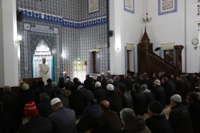 Kayseri Melikgazi Belediye Başkanından cami cemaatine çorba ikramı