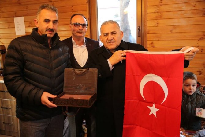 Kayseri Melikgazi Belediye Başkanından cami cemaatine çorba ikramı
