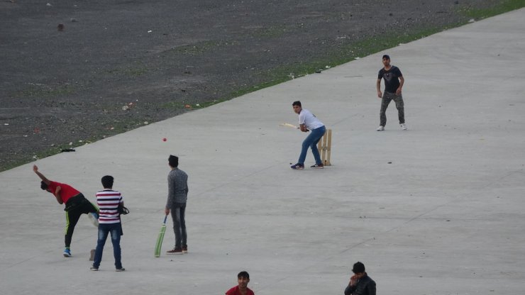 Pakistanlılar ve Afganlar, ülkelerinde adeta milli bir spor olan İngiliz oyunu kriketi unutmadı