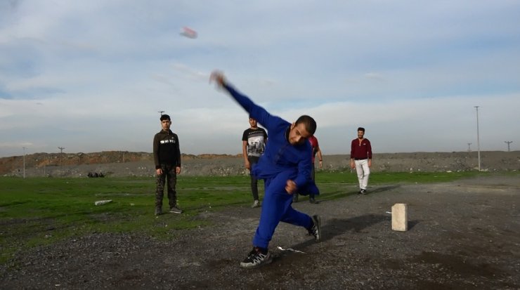 Pakistanlılar ve Afganlar, ülkelerinde adeta milli bir spor olan İngiliz oyunu kriketi unutmadı