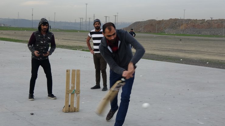 Pakistanlılar ve Afganlar, ülkelerinde adeta milli bir spor olan İngiliz oyunu kriketi unutmadı