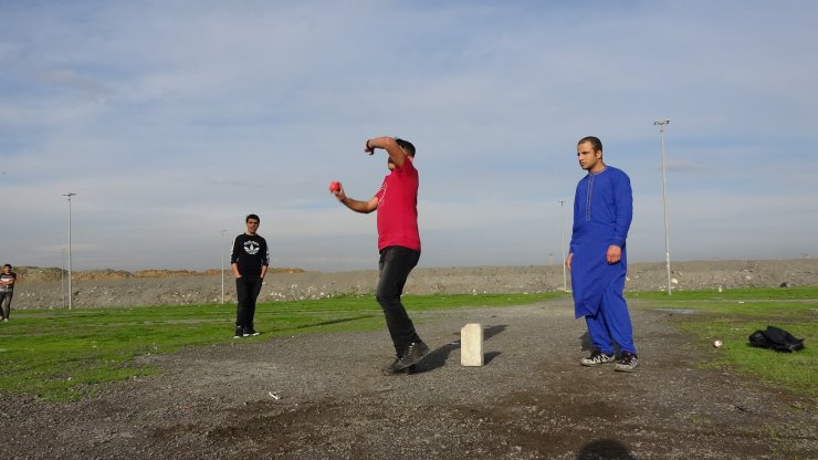 Pakistanlılar ve Afganlar, ülkelerinde adeta milli bir spor olan İngiliz oyunu kriketi unutmadı