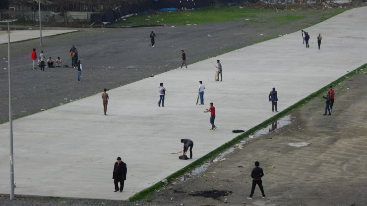 Pakistanlılar ve Afganlar, ülkelerinde adeta milli bir spor olan İngiliz oyunu kriketi unutmadı