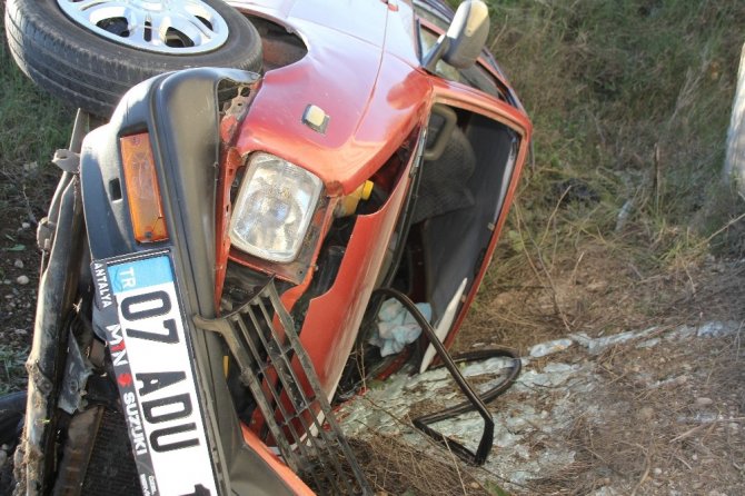 Antalya'nın Serik ilçesinde tır ile otomobilin çarpıştığı kazada 4 kişi yaralandı