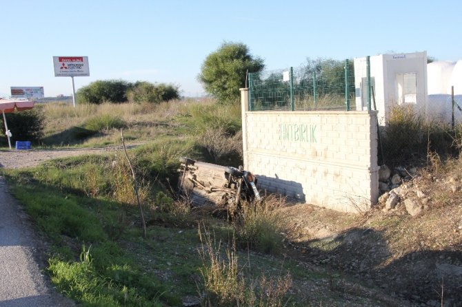Antalya'nın Serik ilçesinde tır ile otomobilin çarpıştığı kazada 4 kişi yaralandı