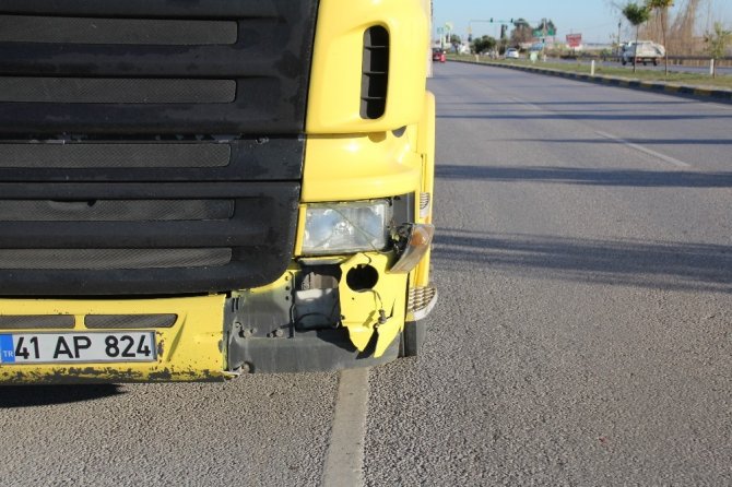 Antalya'nın Serik ilçesinde tır ile otomobilin çarpıştığı kazada 4 kişi yaralandı