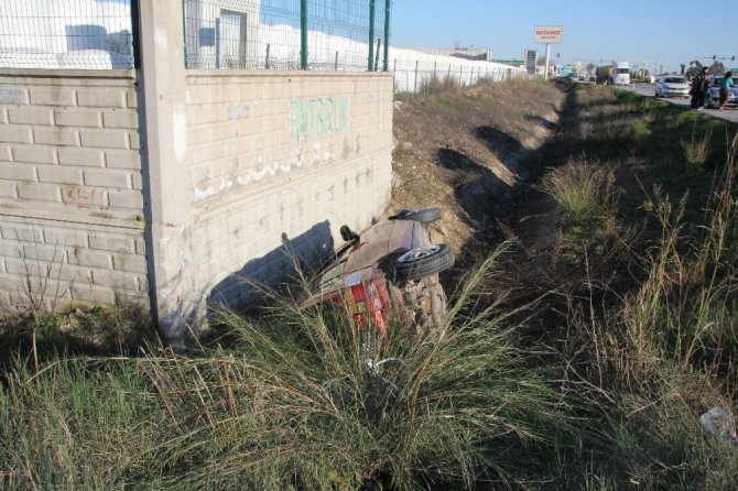 Antalya'nın Serik ilçesinde tır ile otomobilin çarpıştığı kazada 4 kişi yaralandı
