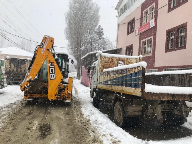 Hizan’da kar yağışı "Bitlis'in Hizan ilçesinde etkili olan kar yağışı hayatı olumsuz etkiledi"
