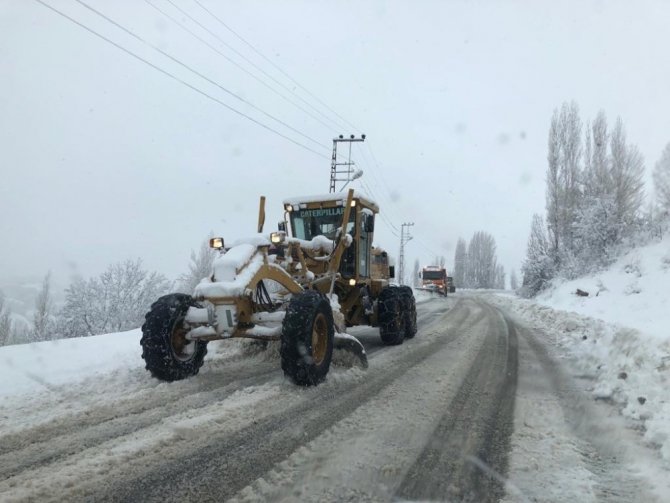 Hizan’da kar yağışı "Bitlis'in Hizan ilçesinde etkili olan kar yağışı hayatı olumsuz etkiledi"
