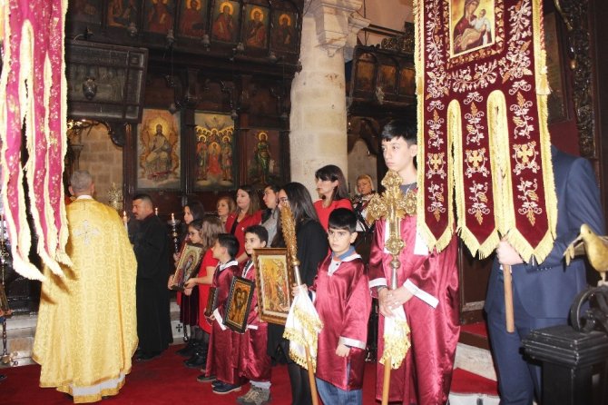 Hristiyan vatandaşlar Noel bayramını Antakya Ortodoks Kilisesi'nde düzenlenen ayinle kutladı