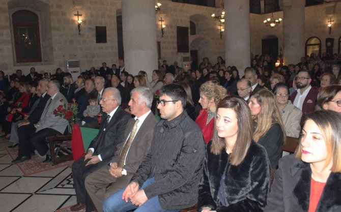 Hristiyan vatandaşlar Noel bayramını Antakya Ortodoks Kilisesi'nde düzenlenen ayinle kutladı