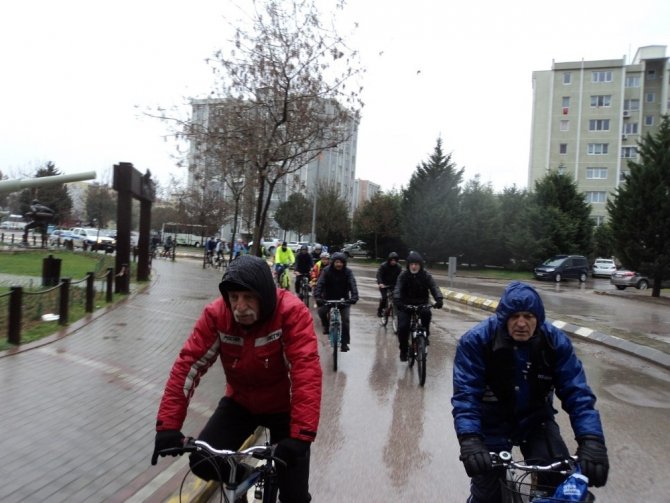İzmit'teki bisiklet turları devam ediyor "Pedallar Sarıkamış şehitleri için çevrildi"