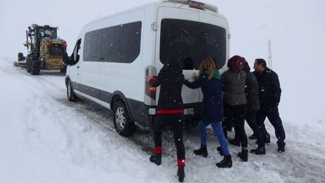 Muş'ta sabah saatlerinde Karda mahsur kalan öğretmenler kurtarıldı