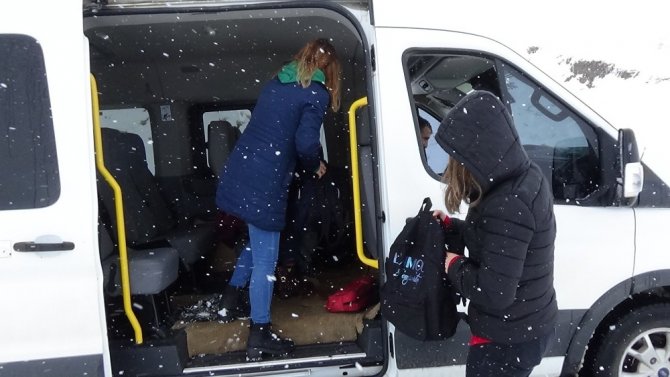 Muş'ta sabah saatlerinde Karda mahsur kalan öğretmenler kurtarıldı