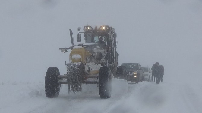 Muş'ta sabah saatlerinde Karda mahsur kalan öğretmenler kurtarıldı