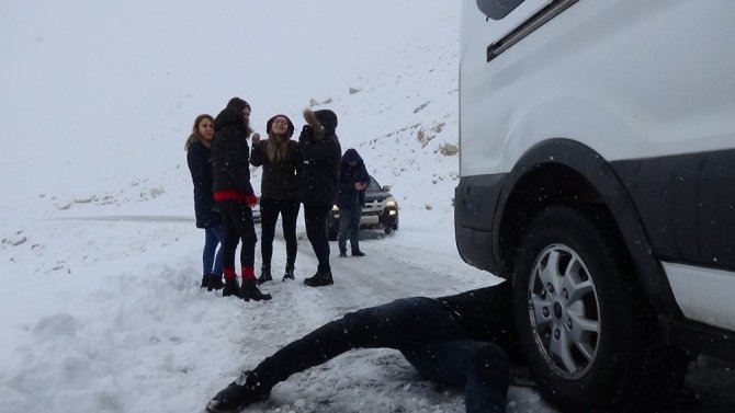 Muş'ta sabah saatlerinde Karda mahsur kalan öğretmenler kurtarıldı