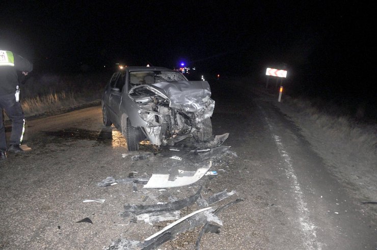 TEKİRDAĞ'da, iki otomobilin kafa kafaya çarpışmasıyla meydana gelen kazada 3 kişi yaralandı