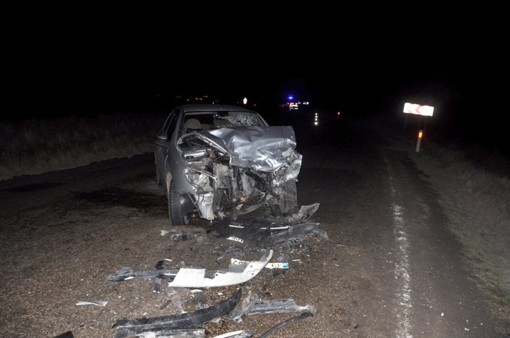 TEKİRDAĞ'da, iki otomobilin kafa kafaya çarpışmasıyla meydana gelen kazada 3 kişi yaralandı