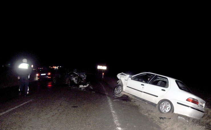 TEKİRDAĞ'da, iki otomobilin kafa kafaya çarpışmasıyla meydana gelen kazada 3 kişi yaralandı